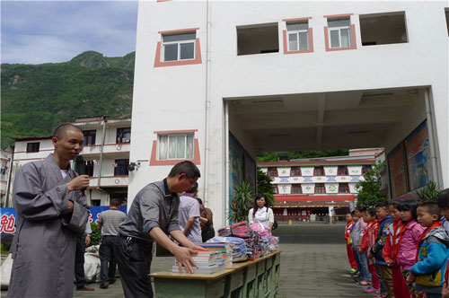 「文殊院」成都文殊院志工团为汶川三江小学捐赠校服