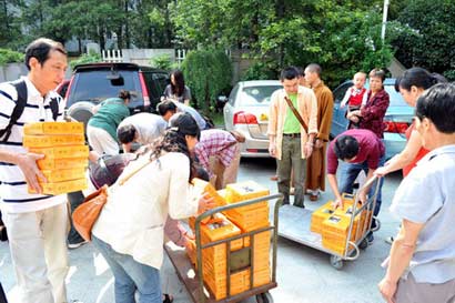 「中秋节」全国各地寺庙中秋祈福 素月派送尽显佛门慈悲