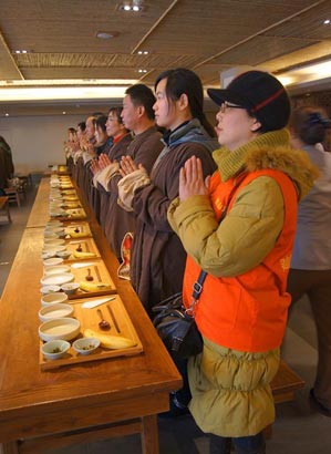 「佛教」外来务工人员灵山参禅 禅公益关注“新无锡人”