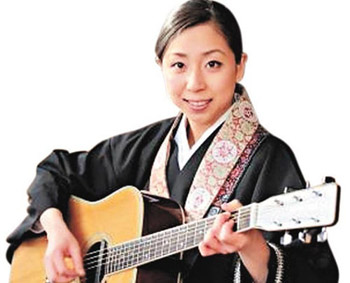 「佛教」日本“最美寺庙住持”兼歌手荧屏献唱 抚慰灾区人心