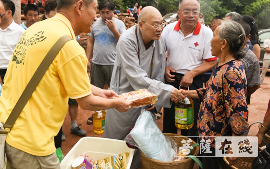 「凤凰」圣辉大和尚到达凤凰灾区,开展帮扶、捐赠活动 「凤凰」圣辉大和尚到达凤凰灾区,开展帮扶、捐赠活动