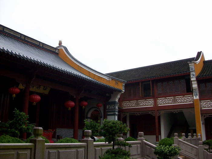 「鬼灯水月」水月清梅：香林净苑僧止静，双泉庵内犬迎宾