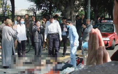 「栖霞寺」广东深圳女子被撞身亡 路过南京栖霞寺僧人现场超度市民祈祷