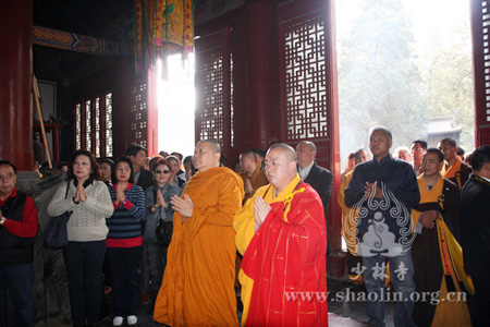 「佛教」中泰僧众在少林寺为泰方捐赠的鎏金佛像开光