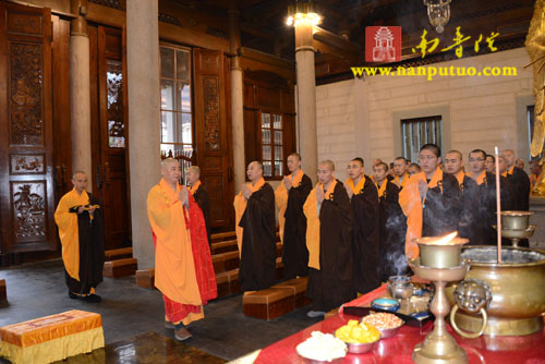 「南普陀寺」福建南普陀寺、闽南佛学院全体僧众清明节扫墓祭祖 「南普陀寺」福建南普陀寺、闽南佛学院全体僧众清明节扫墓祭祖