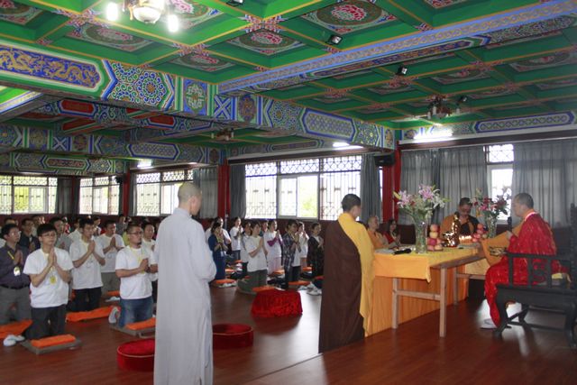 「佛教」道坚法师为华岩寺生活体验营营员传授三皈五戒 「佛教」道坚法师为华岩寺生活体验营营员传授三皈五戒