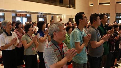 「法鼓山」台湾法鼓山园区庆佛诞 八百民众朝山两千人浴佛