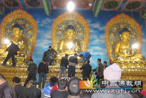 「佛教」甘肃陇南龙华寺举行三世佛安座法会