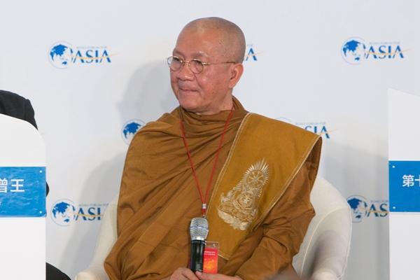 「班禅喇嘛」班禅现身博鳌 为何主持人直呼“穿越”？