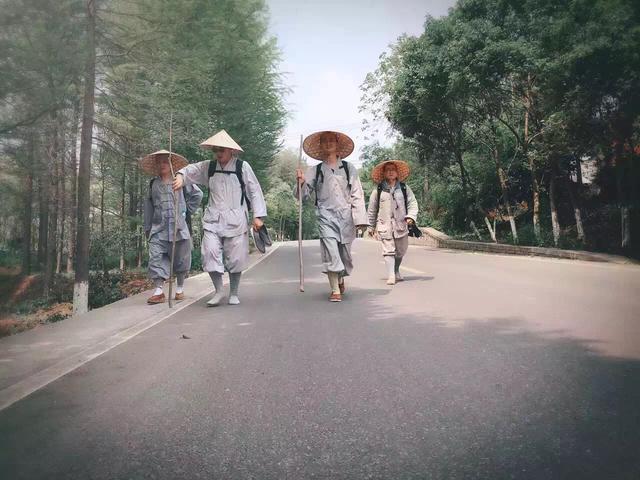 「佛教」无锡市惠山寺僧人行脚朝礼安徽九华山