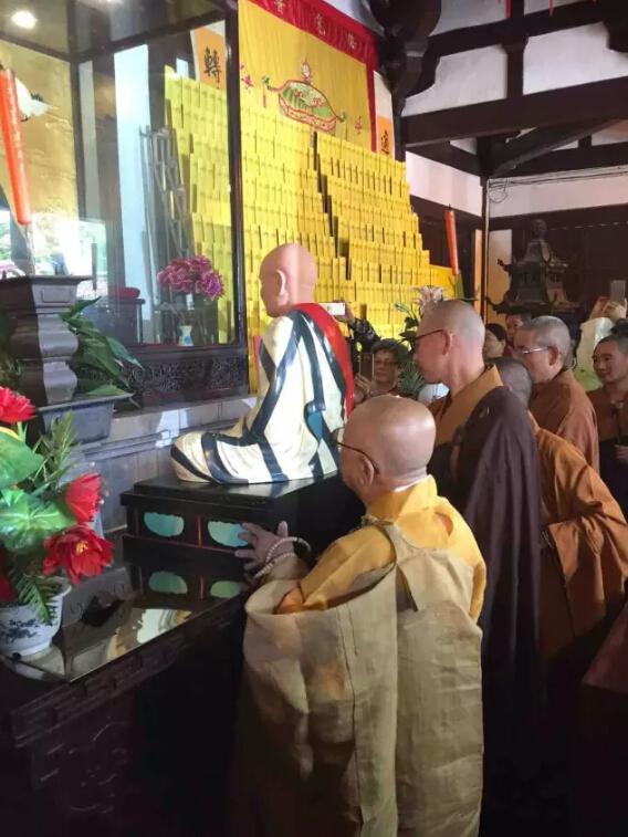 「扬州」江苏扬州文峰寺举行新老鉴真大师像会面仪式