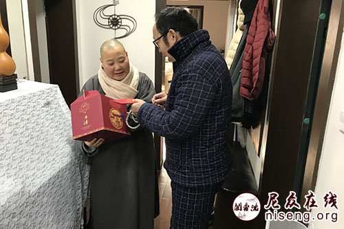 「佛教」上海沉香阁定慧法师一行到豫园街道贫困家庭进行春节慰问