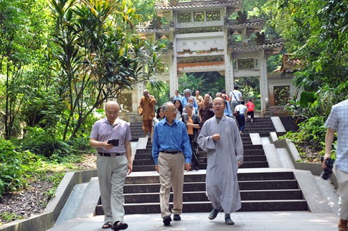 美国万佛圣城恒全法师一行参访广东韶关南华禅寺