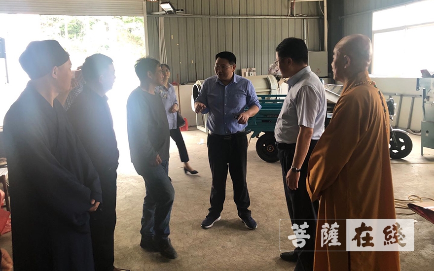 「慈善」安徽省佛协执行会长慧庆大和尚陪同省民宗局领导展开宗教慈善活动