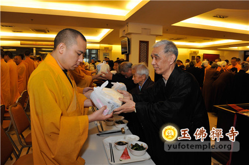 「佛教」上海玉佛禅寺举行觉群共修小组供僧大法会