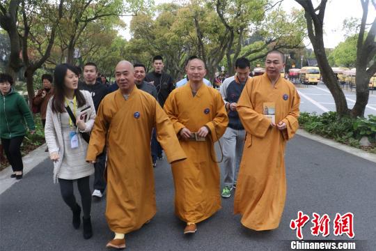 「普陀山」唤醒“绿色慢生活” 普陀山500余名游客参与禅行