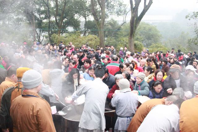 「佛教」重庆华岩寺举行“腊八节”施粥祈福活动 「佛教」重庆华岩寺举行“腊八节”施粥祈福活动