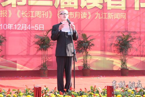 「低碳环保生活」从我做起 近千市民环湖慢跑倡导低碳环保