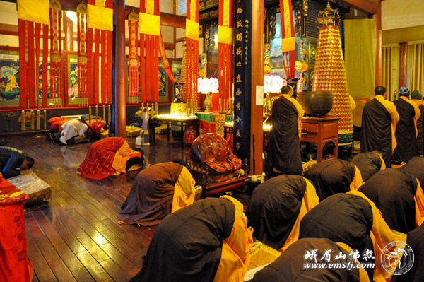 四川峨眉山各寺以多种佛事活动恭迎弥勒圣诞