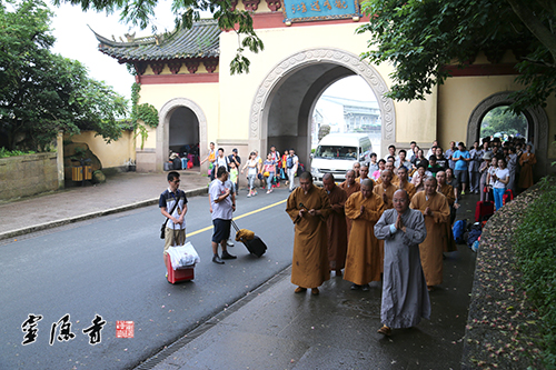 「普陀山」浙江灵隐寺方丈光泉大和尚率众三步一拜朝圣普陀山