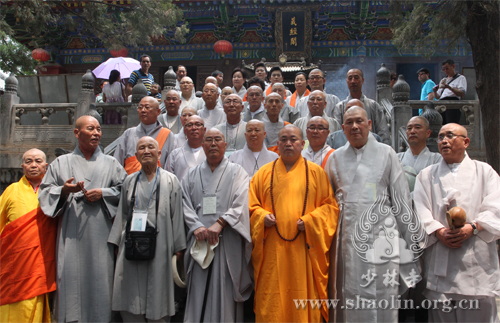 「佛教」韩国佛教总和宗一行参访少林寺 中韩僧人共同礼佛祈和平