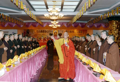 「佛教」浙江普陀山佛教协会全山执事第二十一期共修观音七法会在普济禅寺隆重举行熏坛仪式 「佛教」浙江普陀山佛教协会全山执事第二十一期共修观音七法会在普济禅寺隆重举行熏坛仪式
