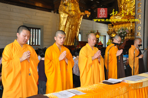 「南普陀寺」南普陀寺方丈则悟大和尚为信众传授皈依并开示