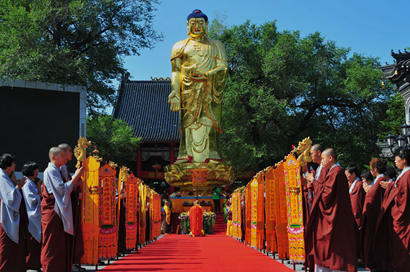 「极乐寺」黑龙江哈尔滨极乐寺短期出家戒子瞻仰佛舍利和倓虚老和尚舍利 「极乐寺」黑龙江哈尔滨极乐寺短期出家戒子瞻仰佛舍利和倓虚老和尚舍利