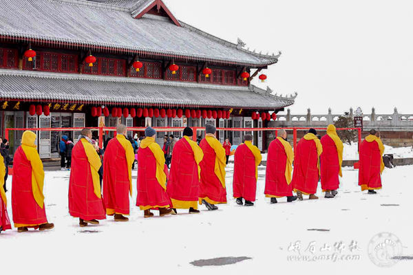 「佛教」峨眉山金顶华藏寺举行盛大的新春祈福法会