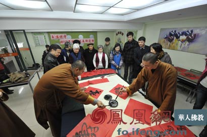 「春联」喜迎新年 上海玉佛禅寺法师免费为市民题写春联