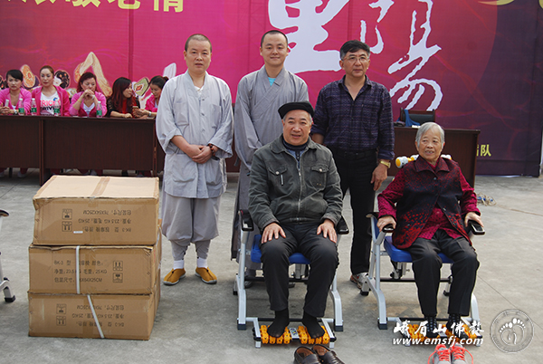 「慈善」四川峨眉山行愿慈善事业基金会开展尊老爱老活动