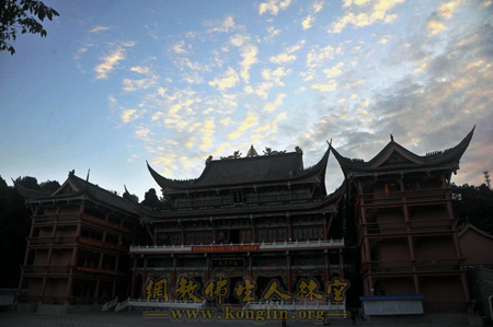「文殊院」四川德阳万佛寺举行盛大的集体托钵活动　成都文殊院供佛斋僧团前往斋僧