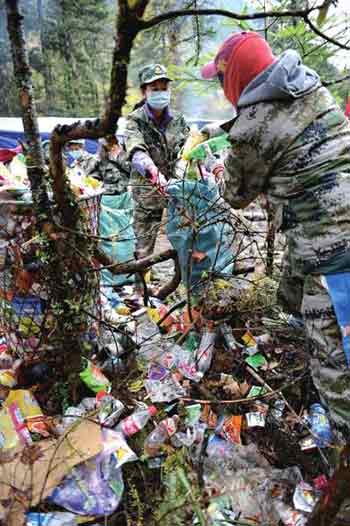 「梅里雪山」梅里雪山本命年迎大量朝圣者 12天清出垃圾150吨