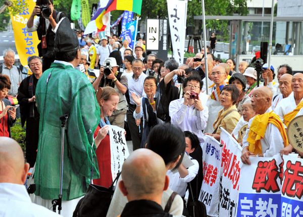 「日本国会」日本宗教人士齐聚国会前抗议安保法案