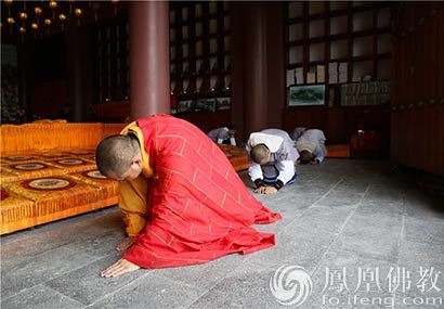 「佛教」湖北咸宁无相寺僧人跪拜230里朝觐昌明老和尚舍利