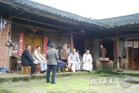 「佛教」重阳节践行慈悲行愿 峨眉山佛协慰问五保户老人