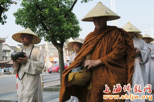 「佛教」上海西林禅寺举行百僧托钵乞化、上堂大斋活动