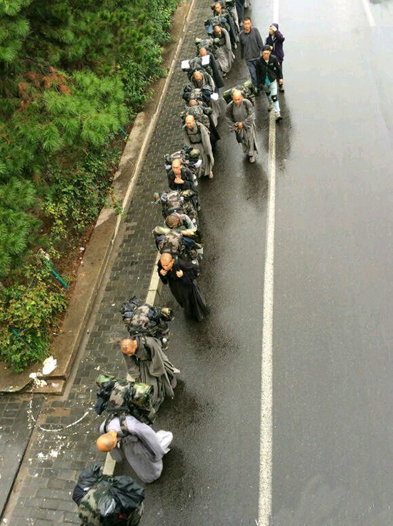 「苦行僧」苦行僧西安雨中行走引路人赞叹