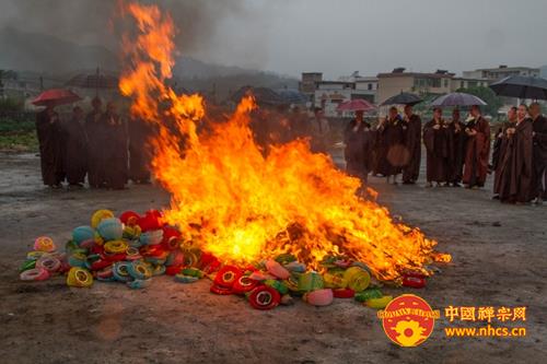 「观音」广东南华禅寺观音圣诞举行点燃六祖诞祈福灯法会