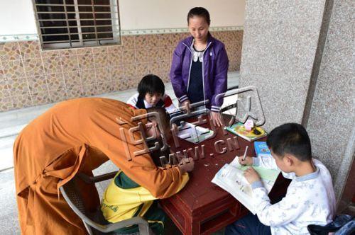 「社会万象」一个人当三个家长 90后大学生削发为尼照顾一群孤残儿童