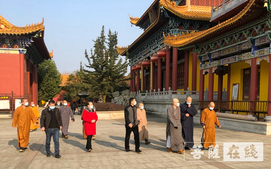 「佛教」圣辉法师一行慰问百名孤残老人并考察调研邵阳市、娄底市部分寺院 「佛教」圣辉法师一行慰问百名孤残老人并考察调研邵阳市、娄底市部分寺院