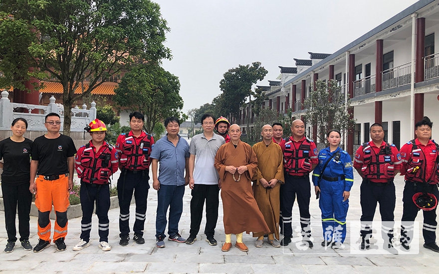 「抗洪抢险」合肥庐江县庆复禅寺原方丈慧庆法师为一线抗洪抢险人员送去生活慰问物资 「抗洪抢险」合肥庐江县庆复禅寺原方丈慧庆法师为一线抗洪抢险人员送去生活慰问物资