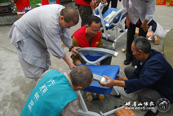 「慈善」四川峨眉山行愿慈善事业基金会开展尊老爱老活动