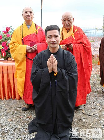 「佛教」何晟铭在加拿大拜师 法名圣音