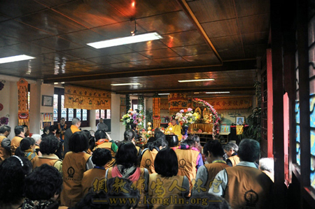 「文殊院」四川德阳万佛寺举行盛大的集体托钵活动　成都文殊院供佛斋僧团前往斋僧