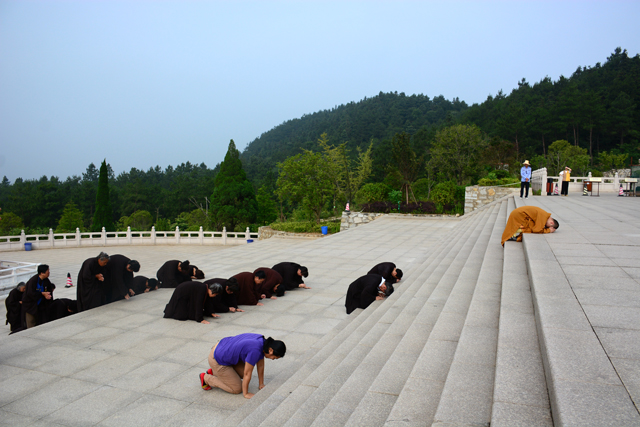 「佛教」浙江温岭普天禅寺缁白二众朝礼东林大佛