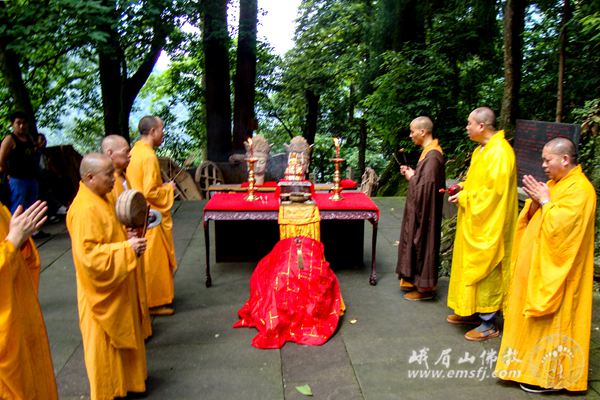「佛教」四川峨眉山洪椿坪举行华严三圣像迎请法会 「佛教」四川峨眉山洪椿坪举行华严三圣像迎请法会
