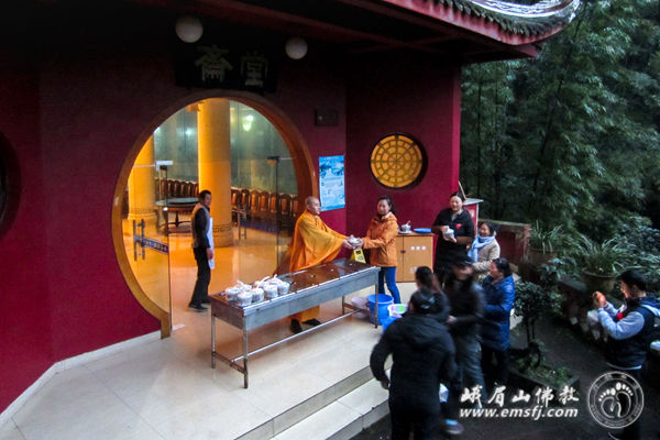 「佛教」全国各地佛寺纷纷举办施腊八粥和法会活动，恭迎佛陀成道日。