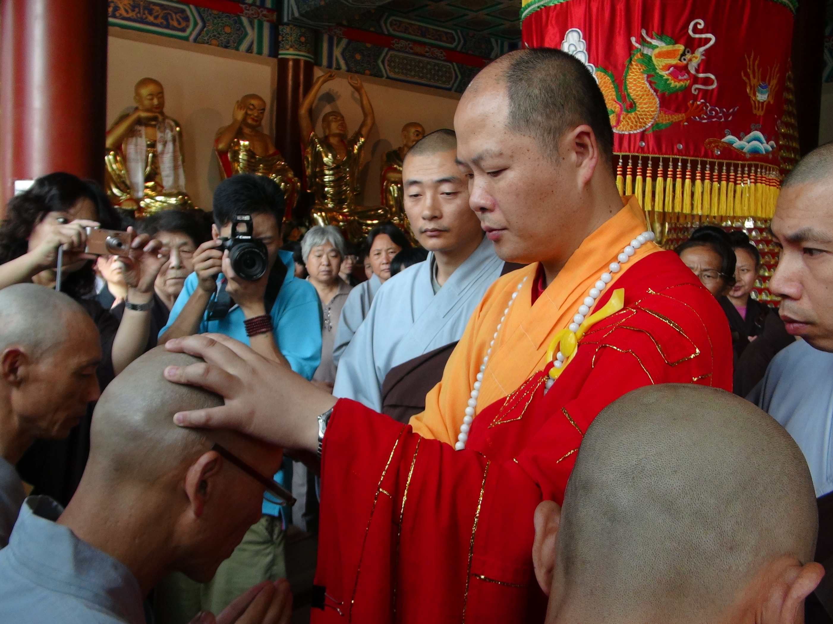 「佛教」剃发染衣 炼心学佛——北京天开寺短期出家佛子心得