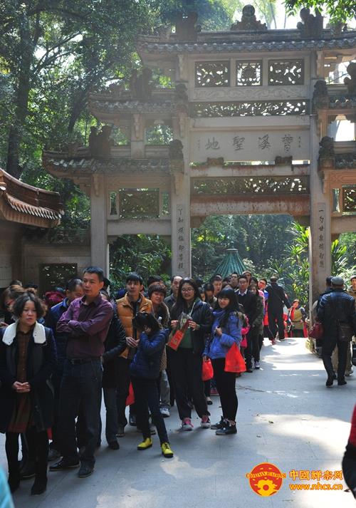 「社会万象」广东南华禅寺新颜迎新年 八十老妇虔诚拜六祖